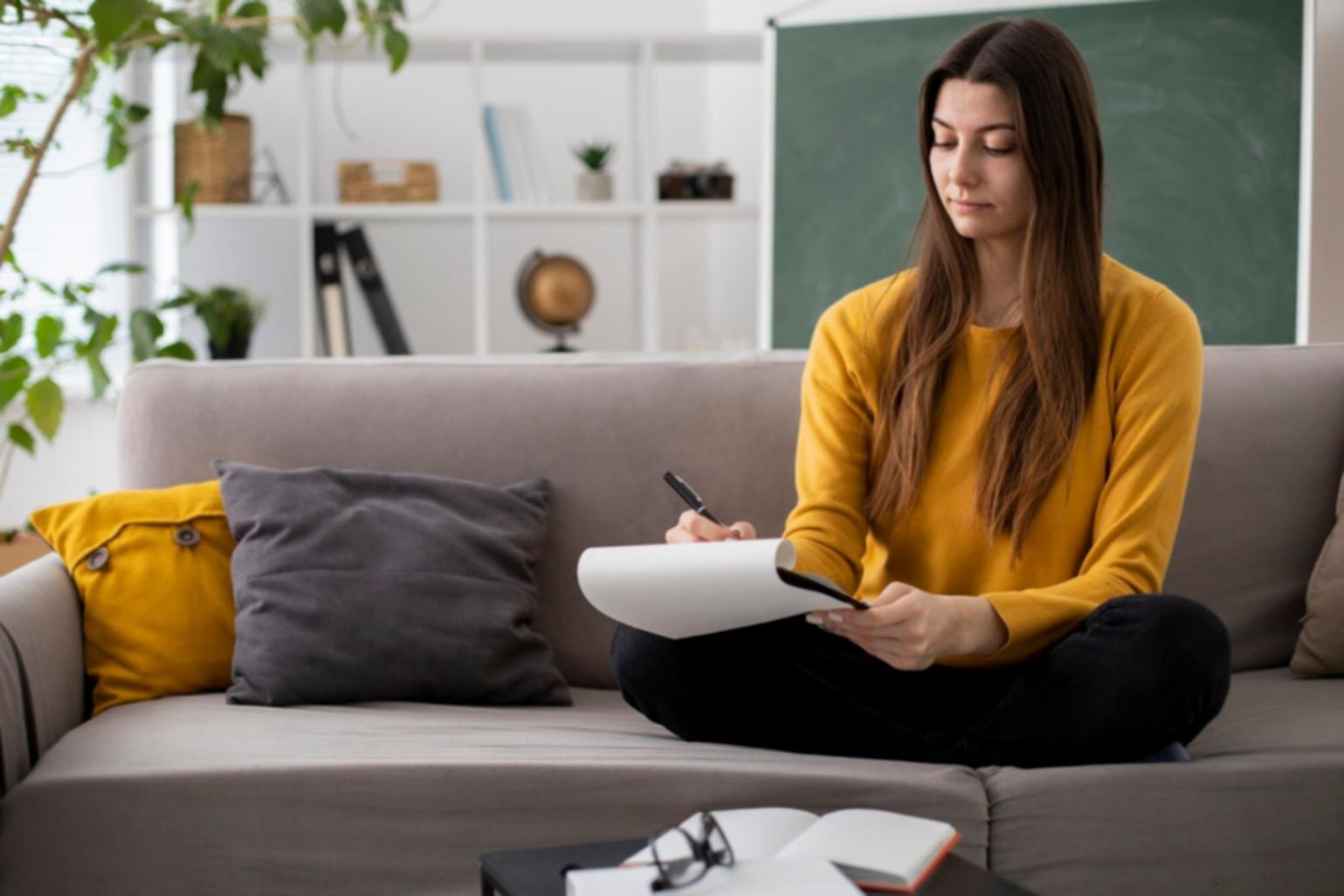 Progression d'apprentissage avec graphiques financiers et documents de travail